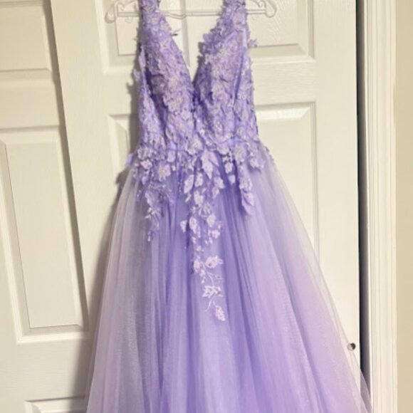 Elegant Lilac/Lavender Tulle Gown with 3D Floral Details - Picture 7 of 10